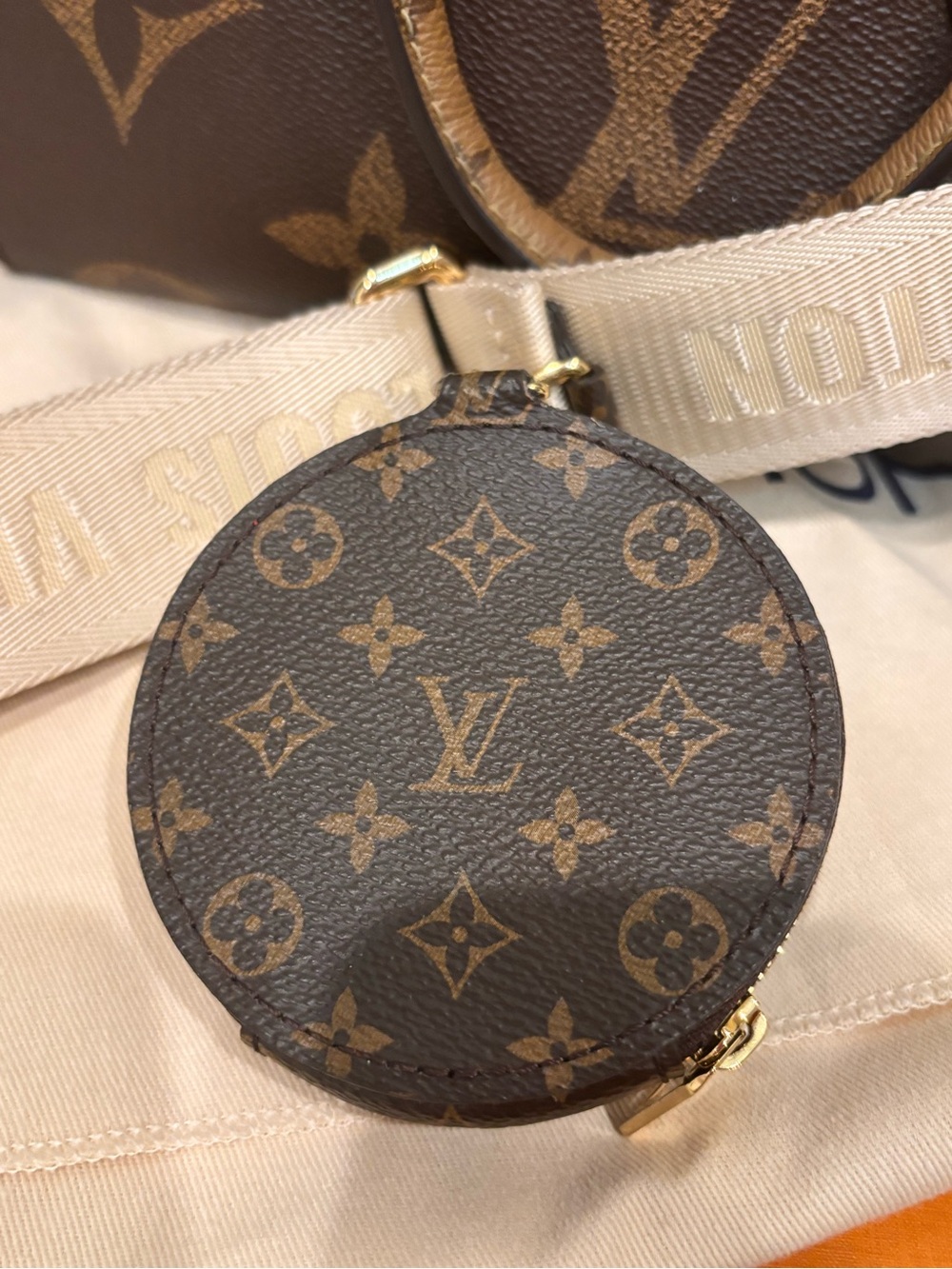 Louis Vuitton On the Go EW in Giant Reverse Monogram - Picture 15 of 15